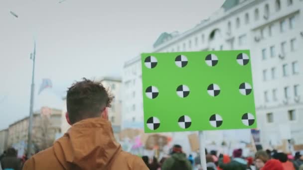 Revolutionsaffisch i handen. Protester på gatan. Man på gatan protesterar. — Stockvideo