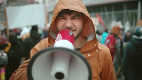 Rebelde furioso grita em megafone. Greve política ativista. Evento de demonstração . — Vídeo de Stock