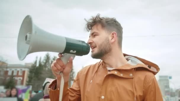 Mann bei politischer Kundgebung mit Megafon-Rufen. Aktivist schreit über Lautsprecher. — Stockvideo