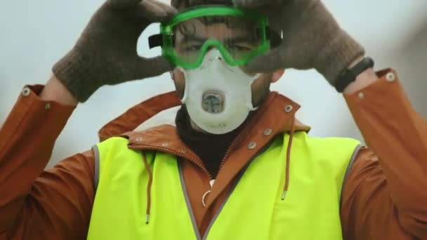 Portrait man yellow vest. Gas mask. Wearing a gasmask. Worker on strike in city. — Stock Video