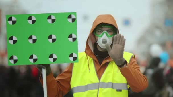 Ανδρική χειρονομία με μάσκα αερίου. Σταματήστε τη ρύπανση του περιβάλλοντος. Άνθρωποι που κοιτάζουν κάμερα. — Αρχείο Βίντεο