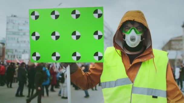 Homme avec bannière vierge grève des travailleurs. Point de cheminement. Espace de copie. Panneau écran vert — Video