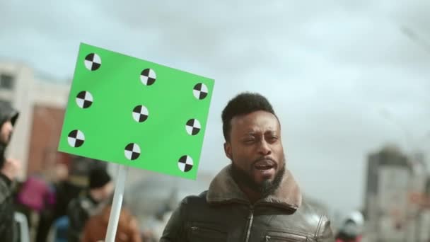 Афроамериканец кричит о политической забастовке протеста на улицах города . — стоковое видео
