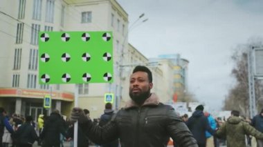 Afro-Amerikan insan gidiyor. Afro siyah insan afişi. Erkekler siyasi miting.