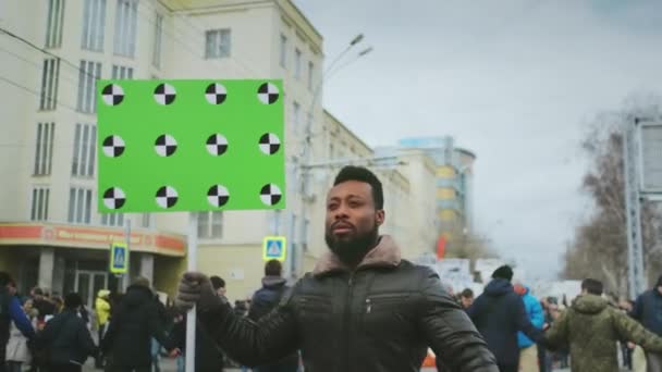 Afro-Amerikaanse mens gaat. Afro zwarte menselijke banner hand. Jongens politieke bijeenkomst. — Stockvideo