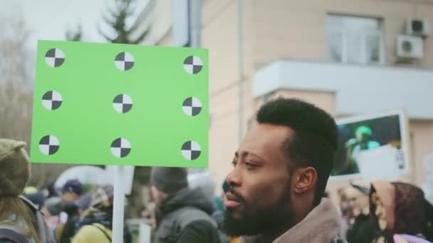 Bannière vierge entre les mains d'une manifestation. Affiche vide protestation politique . — Video