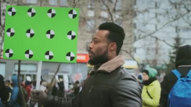 Afro-Amerikan insan gidiyor. Afro siyah insan afişi. Erkekler siyasi miting.