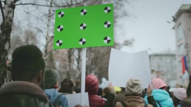 Operai attivisti. Rivoluzione protestante su strada in città. Manifesto in bianco . — Video Stock