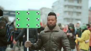 Siyahların hayatı önemlidir. Afrikalı Amerikalı adam kameraya bakıyor. Afro insanlar grev yapıyor.