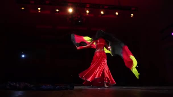 Ανατολή κορίτσι χορό με σημαία σε κόκκινο φόρεμα στη σκηνή δείχνουν γοητευτικό ρούχα κίνησης 4k. — Αρχείο Βίντεο