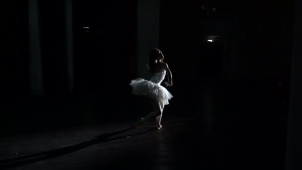 Hübsche Mädchen führen Ballett weiß Nahaufnahme Tänzer Ausbildung Flexibilität Ballerina. — Stockvideo