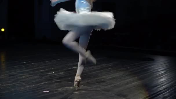 Attraktive weiße Ballerina Showtanz Ballett Nahaufnahme Zug Flexibilität Körper 4k. — Stockvideo