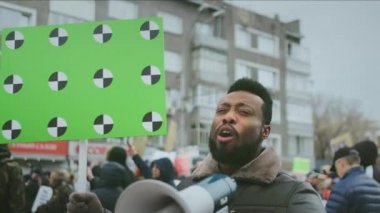 Kızgın adam hoparlöre bağırıyor. Öfke ve nefret. Devrimdeki insanlar 4k.