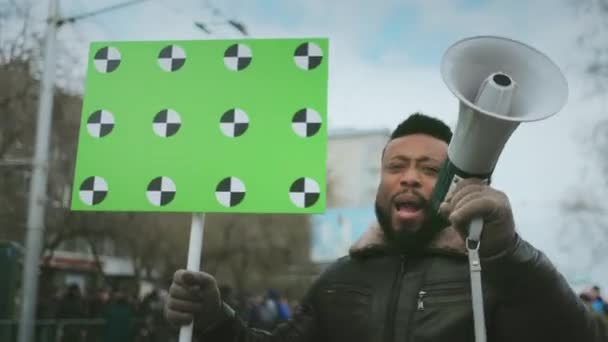 Un homme en colère criant dans un mégaphone. Colère et haine. Les gens sur la révolution . — Video