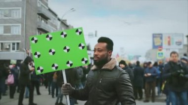 Boş afiş. Almanya 'da Alman protestocu. Şehirde siyasi grev isyanı.