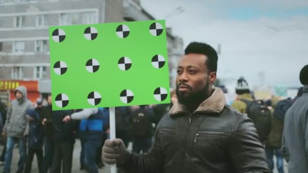 Cartaz em branco para protesto político. Rastrear tela verde. Reunião política — Vídeo de Stock