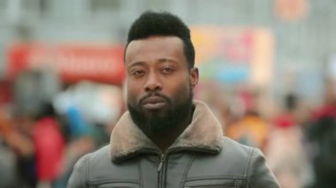 Ciddi bir Afro-Amerikan portresi. Afro siyahlar kamera 4K gibi görünüyor..