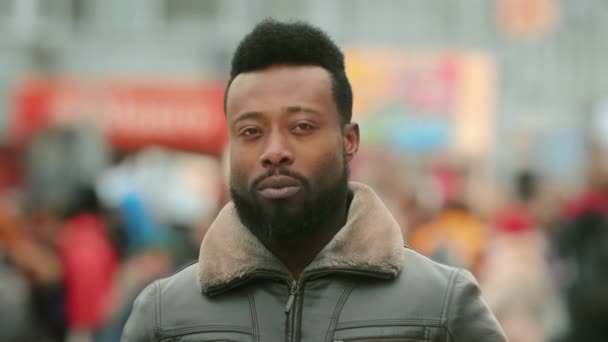 Portrait du visage homme afro-américain sérieux. Afro personnes noires regardent caméra 4k . — Video