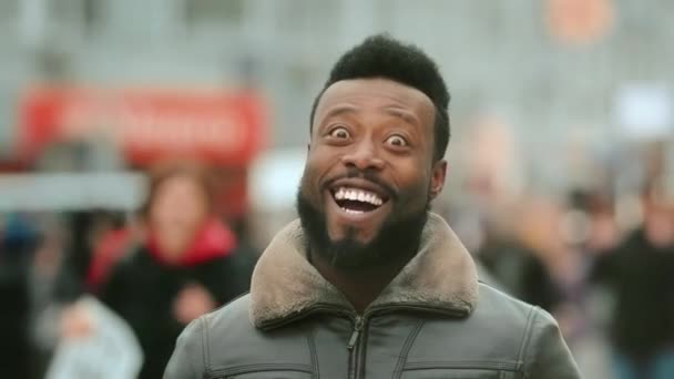 Sort glæde. Smil afrikansk amerikansk munter mand. Lykkelige afro folk. Hvide tænder . – Stock-video