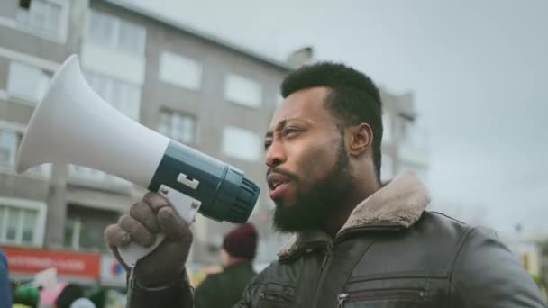 Arbeiterstreik. afrikanisch-amerikanische Rebellenrufe in Megafon. Lautsprechergeschrei. — Stockvideo