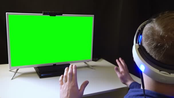 Occhiali da uomo realtà virtuale sedersi davanti keying monitor verde ispezionare lo spazio digitale — Video Stock