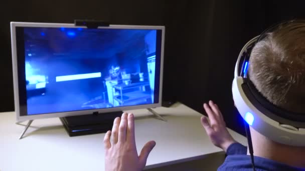 Чоловік віртуальна реальність шолом виглядає роздягнутим комп'ютерною ігровою кімнатою, а допомога вручну. — стокове відео
