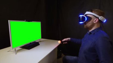 İnsanlar elini joystick 'e sokup sayfa yeşil ekran anahtarı 4K' yı çeviriyor.