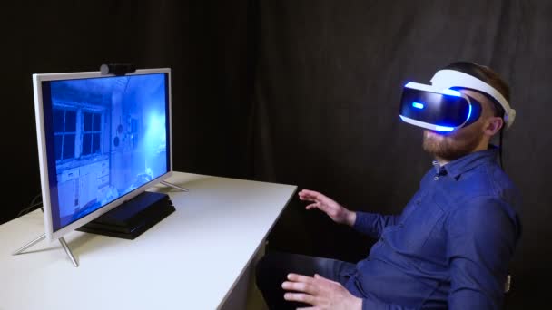 Les gens lunettes de réalité virtuelle regarder de près jeu d'ordinateur tandis que l'aide avec la main — Video