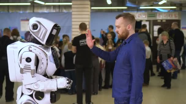 Robot cyber exposición hacer gesto hombre dar cinco. Ciberamistad masculina moderna — Vídeo de stock