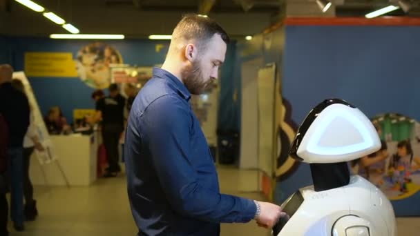 İnsan siber sergi robotu çalışıyor, beyaz android çalışma arayüzü sorusu kullanın — Stok video