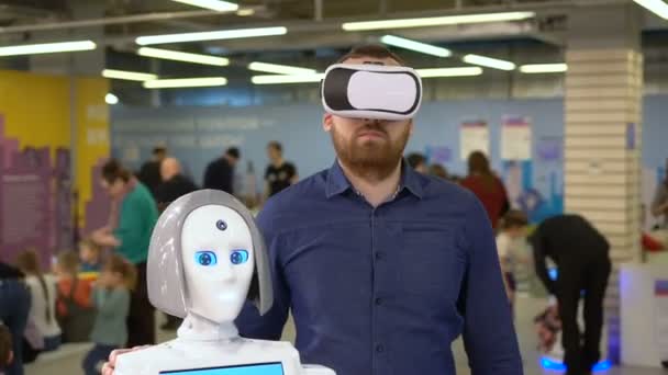 Occhiali uomo vr robot femminile collegato tecnologia di intelligenza artificiale di rete — Video Stock