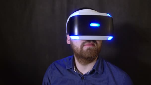 Man in virtual reality helm closeup look digital world around and raise head — Stok Video