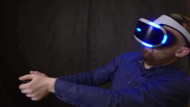 Hombre en gafas de realidad virtual primer plano asustado juego de terror joystick en la mano 4K — Vídeos de Stock