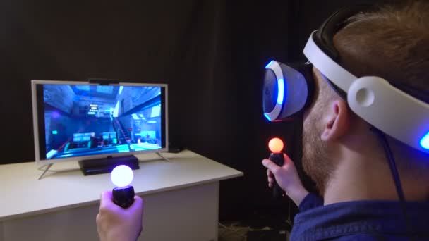 Mensen virtual reality helm closeup zitten front game shooter scherm en schiet 4k — Stockvideo