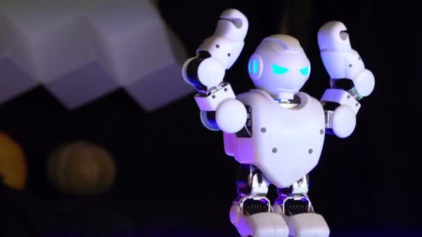 Pequeño robot de juguete primer plano activa y rápidamente pasarela de baile para los niños muestran — Vídeos de Stock