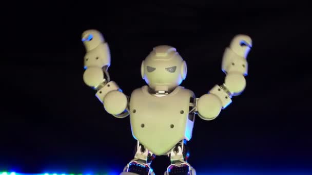 Zajímavý pohyb biotické hračka tělo malé taneční parket s barevným paprskem 4k — Stock video