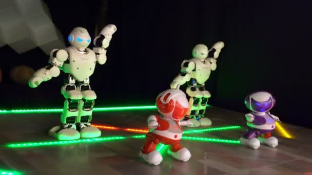 Juguete pequeño biónico activamente y rápidamente bailando pasarela niños muestran 4K — Vídeos de Stock