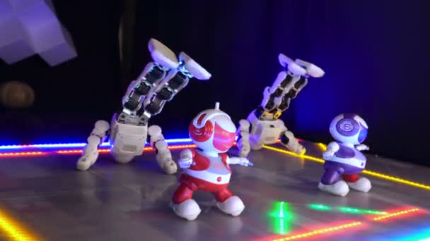 Mini weißen Cyborg wie Disco-Tänzer bewegen sich auf der Bühne Kind schwarzer Hintergrund 4k — Stockvideo