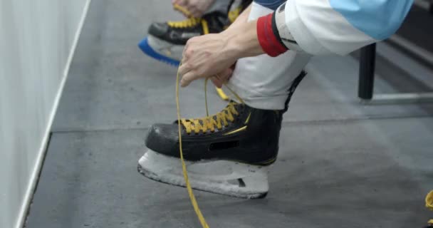 Hockeyspieler binden Schnürsenkel Schlittschuh aus nächster Nähe für Torschuss Eisbahn arena 4k. — Stockvideo