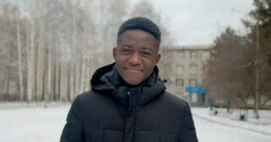 Siyah portre adam gülümsemesi. Kameraya yakından bak. Amerika 'nın sevinç günü..