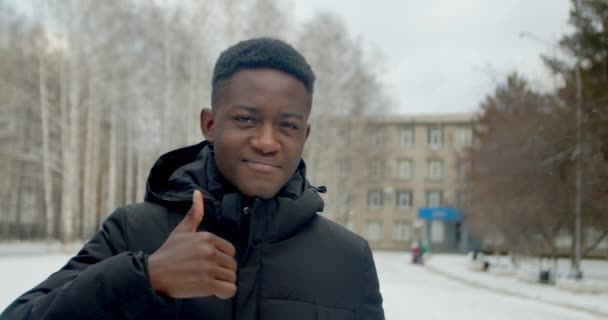 Preto retrato homem rosto sorriso olhar para câmera closeup polegar até Africano alegria dia 4K — Vídeo de Stock