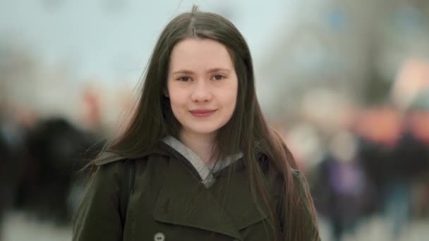 Sorriso de menina feliz. Olha para a câmara. Retrato de mulher alegre. Emoção alegre positiva . — Vídeo de Stock