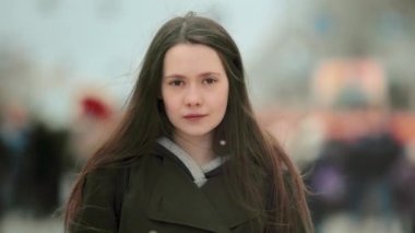Feminizm portresi. Kızgın feminist kızla yüzleş. Kadın kameraya bak. Şehir sokağı.