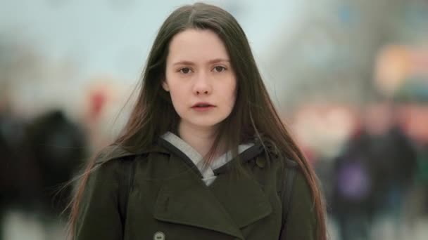 Porträt einer jungen traurigen Feministin. Feminismus ernste Emotionen. Traurigkeit Gesicht Mädchen. — Stockvideo