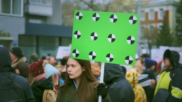 Jonge volwassen boze feministe. Blanco banner in de hand. Woede feminisme Strike out 4k. — Stockvideo