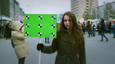 Kalabalıktaki afiş uzay metnini kopyalıyor. Grevde olan boş posterli kız.