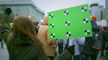 Çağdaş feminizm. İnsan hakları ayrımcılığı. Boş poster. Kameraya bak..