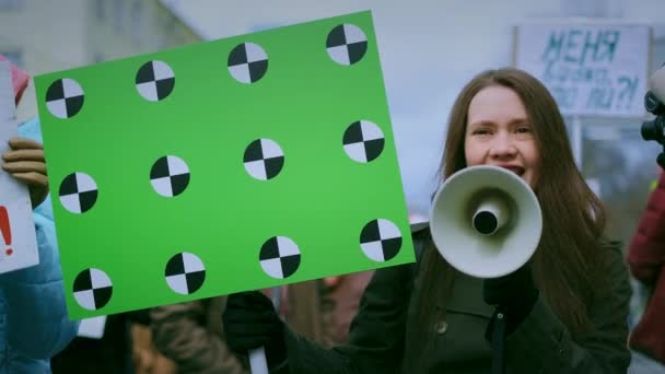 Dívka mačkat prázdný banner kopírovat prostor. Bojový protest. Křič naštvaná mladá žena. — Stock video