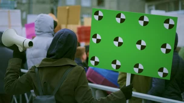 Lgbt kleurrijke vlag in menigte mensen. Homoseksuele marcherende minderheid. Lesbisch festival. — Stockvideo