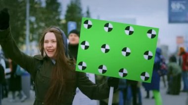 Bir sürü insan politik gösteri yapıyor. İnsan hakları. Feminizmi protesto edin.